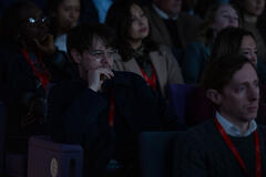 Charlie Heaton in Industry 4x04