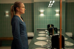 Miriam Petche in Industry 4x05