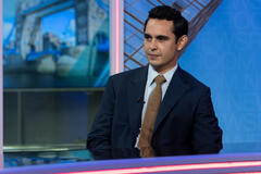 Max Minghella in Industry 4x06