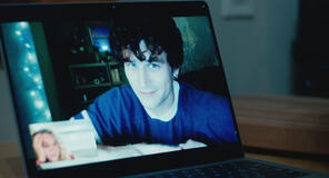 Tatiana Maslany e Brandon Flynn in Maximum Pleasure Guaranteed - Stagione 1