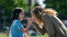 Nola Wallace e Tatiana Maslany in Maximum Pleasure Guaranteed - Stagione 1