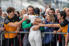 (S-D) Luca Argentero come Arturo 'Barnie' Benini, Caterina Forza come Blu Venturi in Motorvalley 1x03