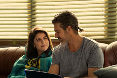 (S-D) Caterina Forza come Blu Venturi, Luca Argentero come Arturo 'Barnie' Benini in Motorvalley 1x06