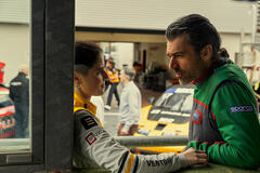 (S-D) Caterina Forza come Blu Venturi, Luca Argentero come Arturo 'Barnie' Benini in Motorvalley 1x06