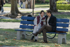 Lauren Tsai, Phil Dunster in Rooster - Stagione 1