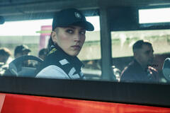 Claudia Salas come Julia, César Mateo come Nacho in Salvador 1x04