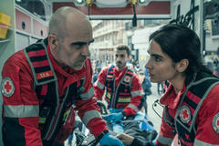 Luis Tosar come Salvador, Guillermo Las Heras come Toni, Fariba Sheikhan come Marjane in Salvador 1x03