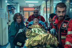 Arantxa Aranguren come Dra. Peña, Luis Tosar come Salvador, Candela Arestegui come Milena, Fariba Sheikhan come Marjane, Guillermo Las Heras come Toni in Salvador 1x01