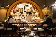 Laura Donnelly e Colin Farrell in Sugar - Stagione 2