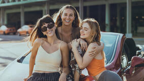 Claudia Salas come Paula, Paula Usero come Cris, Clara Galle come Elena in Quella notte - Stagione 1