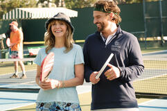 Mary Steenburgen e Jake Johnson in The Dink