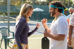 Mary Steenburgen e Jake Johnson in The Dink