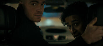 (S-D) Gabriel Basso come Peter Sutherland, Suraj Sharma come Jay Batra in The Night Agent 3x01