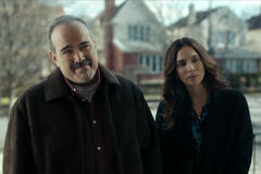 (S-D) David Zayas come Mike Tapia, Genesis Rodriguez come Isabel in The Night Agent 3x02