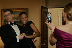 (S-D) Zach Appelman come Theo, Fola Evans-Akingbola come Chelsea Arrington in The Night Agent 3x03