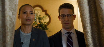 (S-D) Fola Evans-Akingbola come Chelsea Arrington, Zach Appelman come Theo in The Night Agent 3x04