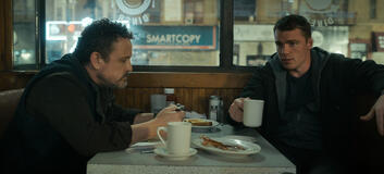 (S-D) David Lyons come Adam, Gabriel Basso come Peter Sutherland in The Night Agent 3x04