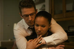 (S-D) Zach Appelman come Theo, Fola Evans-Akingbola come Chelsea Arrington in The Night Agent 3x04