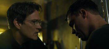 (S-D) Stephen Moyer come The Father, Gabriel Basso come Peter Sutherland in The Night Agent 3x08