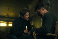 (S-D) Stephen Moyer come The Father, Gabriel Basso come Peter Sutherland in The Night Agent 3x08