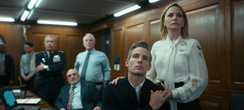 (S-D) Ward Horton come Governor Richard Hagan, Jennifer Morrison come Jenny Hagan in The Night Agent 3x09