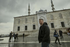 Gabriel Basso come Peter Sutherland in The Night Agent 3x01