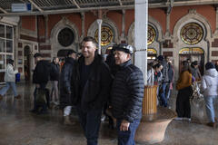 (S-D) Gabriel Basso come Peter Sutherland, regista Guy Ferland sul set di The Night Agent 3x01