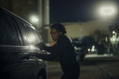 Amanda Warren come Catherine Weaver in The Night Agent 3x02