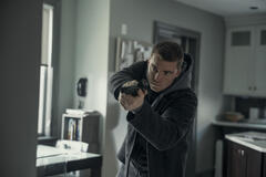 Gabriel Basso come Peter Sutherland in The Night Agent 3x03