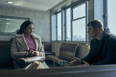 (S-D) Genesis Rodriguez come Isabel, Gabriel Basso come Peter Sutherland in The Night Agent 3x03