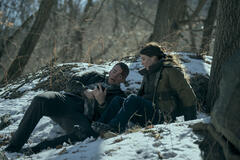 (S-D) Gabriel Basso come Peter Sutherland, Genesis Rodriguez come Isabel in The Night Agent 3x04