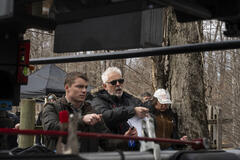 (S-D) Gabriel Basso come Peter Sutherland, regista Adam Arkin sul set di The Night Agent 3x04