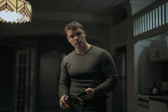 Gabriel Basso come Peter Sutherland in The Night Agent 3x05