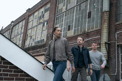 (S-D) Fola Evans-Akingbola come Chelsea Arrington, David Lyons come Adam in The Night Agent 3x09