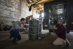 (S-D) Gabriel Basso come Peter Sutherland sul set di The Night Agent 3x09