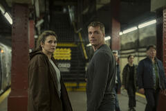 (S-D) Michaela Watkins come Freya, Gabriel Basso come Peter Sutherland in The Night Agent 3x10