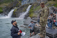 (S-D) Regista Patrick Hughes e Alan Ritchson come 81 sul set di War Machine