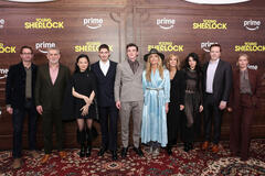 (S-D) Simon Maxwell, Matthew Parkhill, Zine Tseng, Hero Fiennes Tiffin, Dónal Finn, Natascha McElhone, Dhana Gilbert, Holly Cattle, Marc Resteghini, e Harriet Creelman partecipano alla proiezione speciale a New York di Young Sherlock di Prime Video