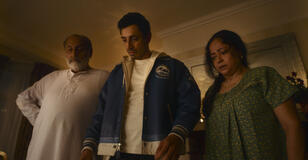 Riz Ahmed in Bait Fuori Parte 1x01 - First Look
