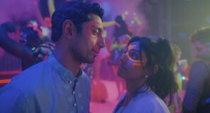 Riz Ahmed in Bait Fuori Parte 1x01 - First Look