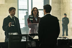 Evan Peters come Cooper Madsen, Rebecca Hall come Jordan Bennett in The Beauty 1x01