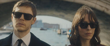 (S-D) Evan Peters come Cooper Madsen, Rebecca Hall come Jordan Bennett in The Beauty 1x02