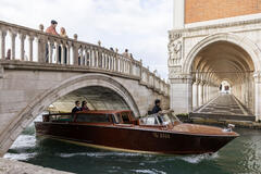 Evan Peters come Cooper Madsen, Rebecca Hall come Jordan Bennett in The Beauty 1x02