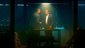 Joel Kinnaman come Tom Waaler, Peter Stormare come Odin in Detective Hole