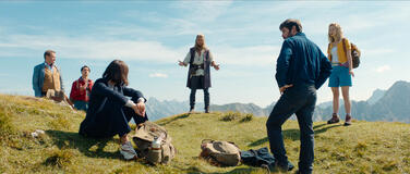 Mangia prega abbaia - Immagine dal set