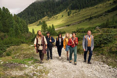 Alexandra Maria Lara, Anna Herrmann, Devid Striesow, Doga Gürer, Kerim Waller, Rúrik Gíslason in Mangia prega abbaia