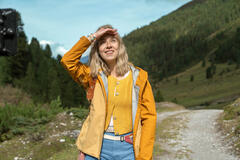 Anna Herrmann in Mangia prega abbaia