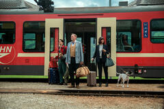 Alexandra Maria Lara, Devid Striesow, Doga Gürer in Mangia prega abbaia