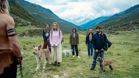 Alexandra Maria Lara, Anna Herrmann, Devid Striesow, Doga Gürer, Kerim Waller in Mangia prega abbaia