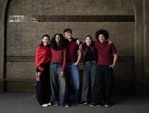 Eire Farrell (Katie Bell), Asha Soetan (Angelina Johnson), Orson Matthews (Oliver Wood), Serrana Su-Ling Bliss (Alicia Spinnet), Ethan Smith (Lee Jordan) in Harry Potter - Stagione 1